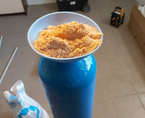 Į vandens minkštinimo filtrą pilamas anijonitas organikos šalinimui.