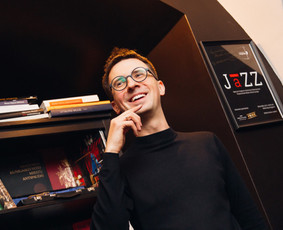 Vedėjas Iliuzionistas Justinas [Lt, En] / Justinas Malinauskas / Darbų pavyzdys ID 1257033