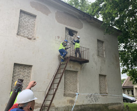 Dideliu pastatu griovimas