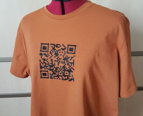 Nuo šiolei jūsų sukurtą sveikinimą mes paversime QR kodu ir išsiuvinėsime ant jūsų gaminio kuris ne tik suteiks gaminiui išskirtinį dizainą, bet taps išmaniu. Galėsite išgirsti muziką, pasveikinimą.