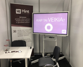 Produkto ir svetainės pristatymas. Interaktyvus ekranas suteikia galimybę naršyti internetinėje svetainėje liečiant pirštu arba specialiu pieštuku.