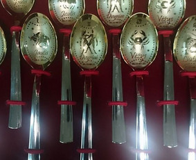 Šaukštelių graviravimas. Graviruoti šaukšteliai dovanų dėžutėje su Jūsų norimu vardu, raide, zodiako ženklu ir t.t.
