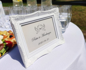 Šampano staliukas po santuokos ceremonijos.
