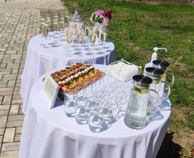 Šampano staliukas po santuokos ceremonijos.
