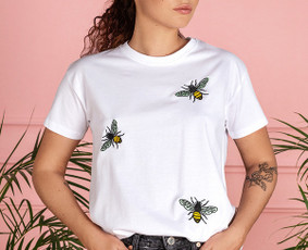 Nuotaikingi, universalūs balti marškinėliai „Bee free” – lengvas, komfortiškas, vasariška gaiva dvelkiantis drabužis.
