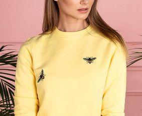 Vasariškas džemperis „Bee free” – komfortiškas, švelnus (su lengvu pūkeliu iš vidaus) demisezoninis drabužis. Džemperį puošia unikalus išsiuvinėtas piešinys.