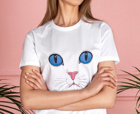 Stilingi bei nuotaikingi balti marškinėliai „Cat eyes” – lengvas, vasariška gaiva dvelkiantis drabužis. T modelio marškinėliai su trumpomis rankovėmis, kuriuos puošia išskirtinis išsi...