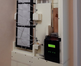 Filmuke pateiktas unikalus automatinis įeinančio lauko oro šildytuvas (rekuperatorius) su trijų pakopu filtru. Projektoą sudaro elektronika, mechanika bei programavimas.