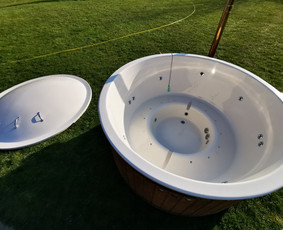 LIUX'as kubilas, aukščiausios komplektacijos.
Talpina 8-9 asmenis. Sumontuota galinga HIDRO sistema su 12 vandens purkštukų bei JACUZZI sistema su 12 oro purkštukų. Trys lemputės visokiausių spalvų
