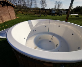 LIUX'as kubilas, aukščiausios komplektacijos.
Talpina 8-9 asmenis. Sumontuota galinga HIDRO sistema su 12 vandens purkštukų bei JACUZZI sistema su 12 oro purkštukų. Trys lemputės visokiausių spalvų