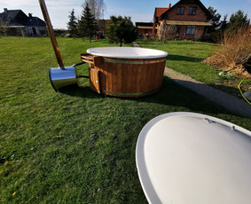 LIUX'as kubilas, aukščiausios komplektacijos.
Talpina 8-9 asmenis. Sumontuota galinga HIDRO sistema su 12 vandens purkštukų bei JACUZZI sistema su 12 oro purkštukų. Trys lemputės visokiausių spalvų