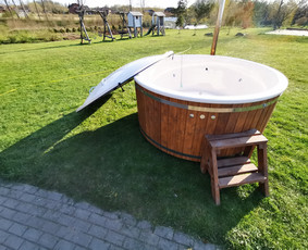 LIUX'as kubilas, aukščiausios komplektacijos.
Talpina 8-9 asmenis. Sumontuota galinga HIDRO sistema su 12 vandens purkštukų bei JACUZZI sistema su 12 oro purkštukų. Trys lemputės visokiausių spalvų