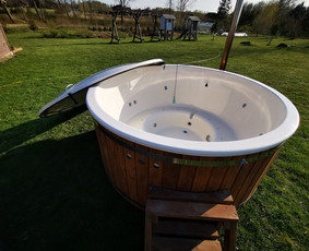 LIUX'as kubilas, aukščiausios komplektacijos.
Talpina 8-9 asmenis. Sumontuota galinga HIDRO sistema su 12 vandens purkštukų bei JACUZZI sistema su 12 oro purkštukų. Trys lemputės visokiausių spalvų