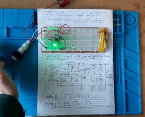 Automatinis dezinfekcinio skysčio dozatorius kuris suveikia nuo rankos judesio. Schemoje panaudojau 555 laikmatį, kad skysčio purškimas užtruktų tam tikrą laiką.