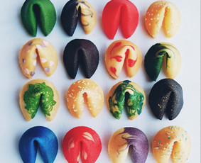 Pakvietimų dizainas ir gamyba - Stalo vardo kortelės, dovanėlės svečiams su laimės sausainiu - 2