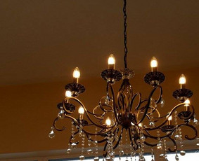 LED šviestuvo kabinimo darbai.