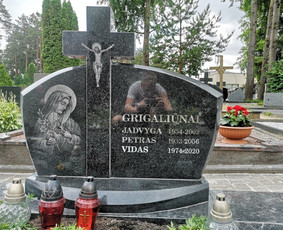 Iškaltas naujas užrašas, pritaikytas šriftas.