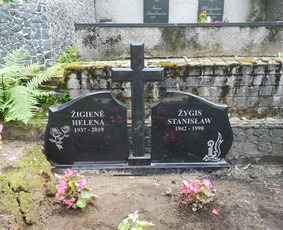 Iškaltos rožės ir žvakė.