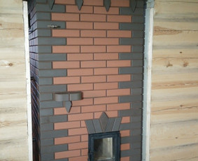 Pirties krosnis su šilumokaičiu iš plačių keraminių plytų. Akmenų talpa 300 kg.