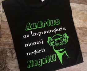 Marškinėlių kaina 10 eurų, siuntimas registruotu paštu 2 eurai, omniva paštomatu 2,50