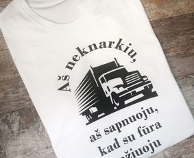 Marškinėlių kaina 10 eurų, siuntimas registruotu paštu 2 eurai, omniva paštomatu 2,50