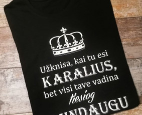 Marškinėlių kaina 10 eurų, siuntimas registruotu paštu 2 eurai, omniva paštomatu 2,50