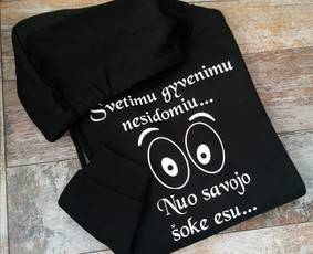 Džemperio kaina 20 eurų, siuntimas registruotu paštu 2 eurai, omniva paštomatu 2,50