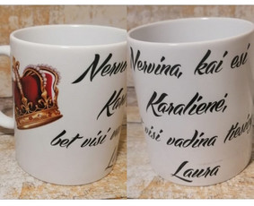 Puodelio kaina 5 eurai, siuntimas registruotu paštu 2 eurai, omniva paštomatu 4,50