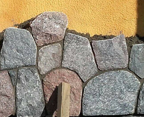 Skaldyto akmens mūras.Siūlių storis 4mm
Suvedimas viena linija.