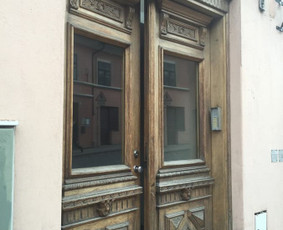 Lauko durys prieš restauraciją.