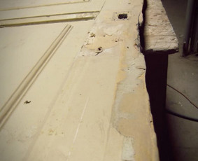 Vienvėrės tarpukario laikų vidaus durys prieš restauraciją.