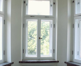 Restauruoti tarpukariu statytų apartamentų langai.