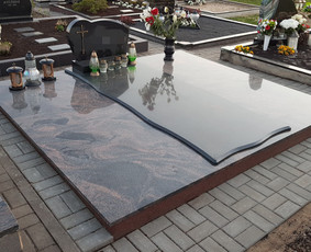 Kapavietės projekto įrengimas, granito plokštės "Aurora" dengimas. Trinkelių klojimas, pamato padengimas dekoratyviniu tinku. Granito žvakidės.