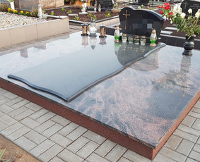 Kapavietės projekto įrengimas, granito plokštės "Aurora" dengimas. Trinkelių klojimas, pamato padengimas dekoratyviniu tinku. Granito žvakidės.