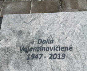 Iškaltas naujas užrašas, nudažytos raidės.