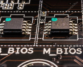 Dažnai kompiuteris neveikia dėl programinių klaidų BIOS sistemoje. Kartais užtenka jį numesti, o kartais be programatoriaus pagalbos problemos neišspręsi.