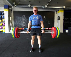 CrossFit atletas ruošiasi varžyboms 