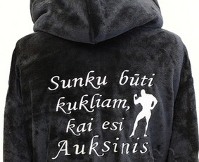 Siuvinėjimas ant chalatų ir kitos tekstilės pagal individualius užsakymus įvairioms progoms. Minimalus kiekis - 1 vnt.