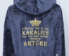 Siuvinėjimas ant chalatų ir kitos tekstilės pagal individualius užsakymus įvairioms progoms. Minimalus kiekis - 1 vnt.