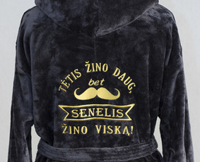 Siuvinėjimas ant chalatų ir kitos tekstilės pagal individualius užsakymus įvairioms progoms. Minimalus kiekis - 1 vnt.