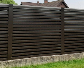 Į kainą neįskaičiuotas tvoros sumontavimo mokestis (10 EUR už m2). Nuotraukoje yra viena iš dviejų skirtingų tos pačios tvoros pusių.