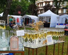 Šampano / vaišių staliuko paslauga po ceremonijos.