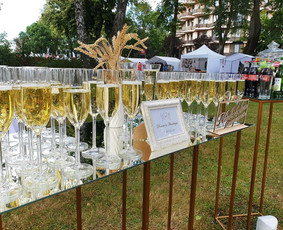 Šampano / vaišių staliuko paslauga po ceremonijos.