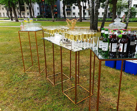 Šampano / vaišių staliuko paslauga po ceremonijos.