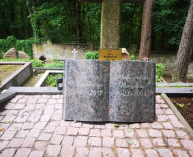 Raidžių ir portretų kalimas ant paminklo - Raidžių kalimas ant paminklo kapinėse - 4