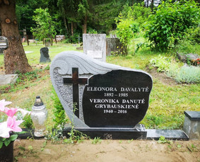 Raidžių ir portretų kalimas ant paminklo - Raidžių kalimas ant paminklo kapinėse - 3