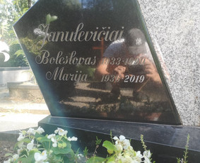 Raidžių ir portretų kalimas ant paminklo - Raidžių kalimas ant paminklo kapinėse - 2