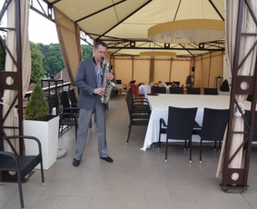 Daugirdas Old City Hotel terasoje.Saksofonistas Saulius fb