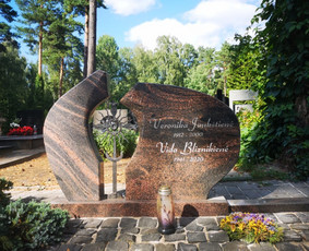 Raidžių ir portretų kalimas ant paminklo - Raidžių kalimas ant paminklo kapinėse - 1