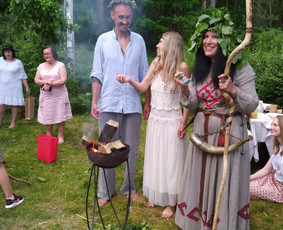 Vardynos - tai vaikui vardo davimas, įvardinimas. Vardą duodant kūdikis, vaikas priimamas į savo šeimos, giminės, draugų ratą. Stiprybės, palaimos apeiga